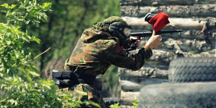 Adrenalinem nadupaná paintballová hra na hřišti s rozlohou 5 000 m²