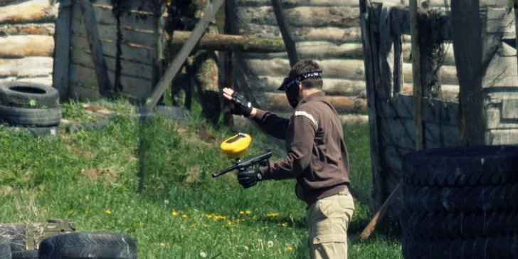 Adrenalinem nadupaná paintballová hra na hřišti s rozlohou 5 000 m²