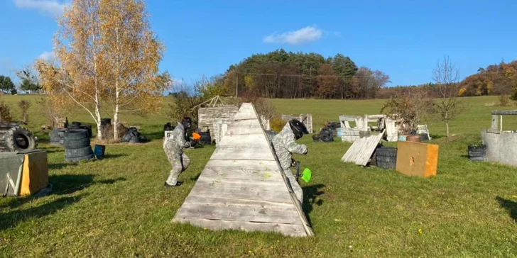 Adrenalinem nadupaná paintballová hra na hřišti s rozlohou 5 000 m²