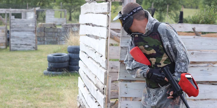 Adrenalinem nadupaná paintballová hra na hřišti s rozlohou 5 000 m²