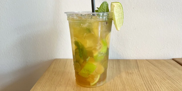 Tekuté osvěžení u náměstí Jiřího z Poděbrad: Aperol Spritz nebo kubánské mojito s sebou