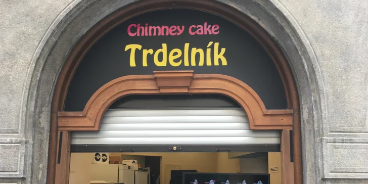 Voňavý trdelník u Staroměstského náměstí pro 1 či 2 osoby: sladká pochoutka s náplní i bez