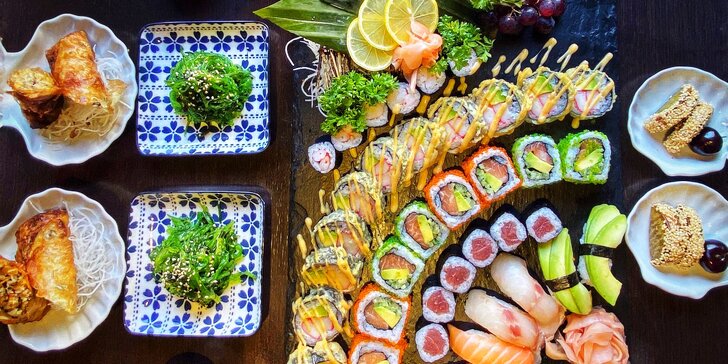 Asijské menu pro 2 osoby: 36 kousků sushi, wakame salát, jarní závitky a dezert