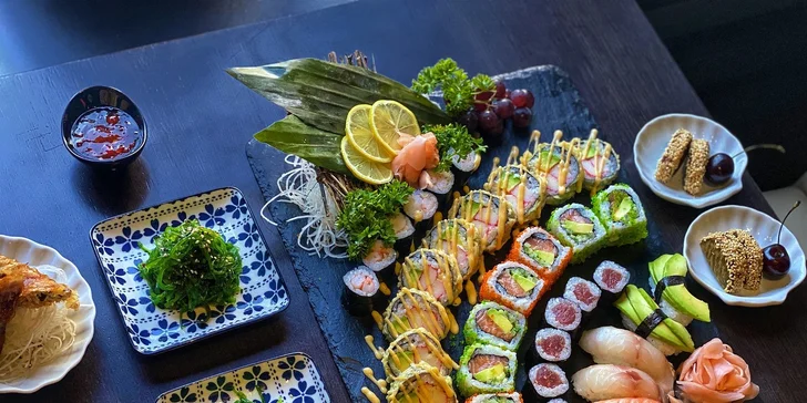 Asijské menu pro 2 osoby: 36 kousků sushi, wakame salát, jarní závitky a dezert