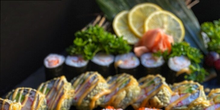 Asijské menu pro 2 osoby: 36 kousků sushi, wakame salát, jarní závitky a dezert