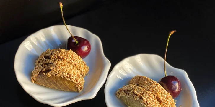 Asijské menu pro 2 osoby: 36 kousků sushi, wakame salát, jarní závitky a dezert