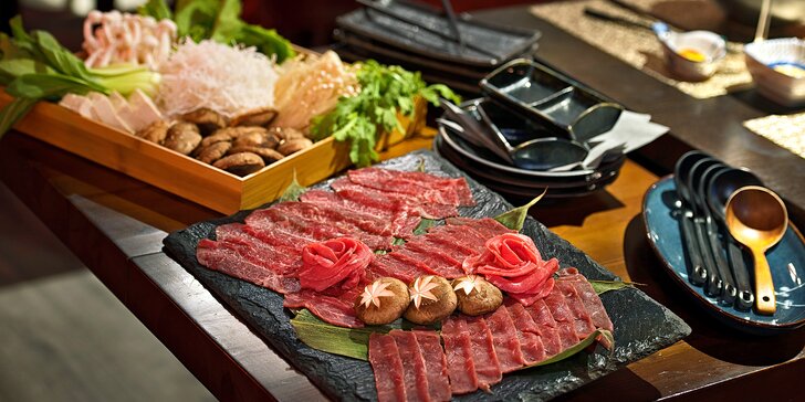 Menu Yakiniku připravené před vámi: maso, dary moře i sushi s vínem či bez