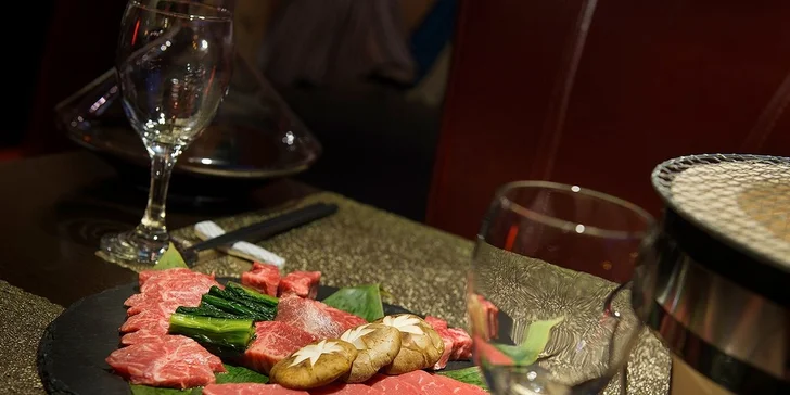 Degustační japonské menu Yakiniku, které si sami připravíte: maso, dary moře i sushi s vínem či bez