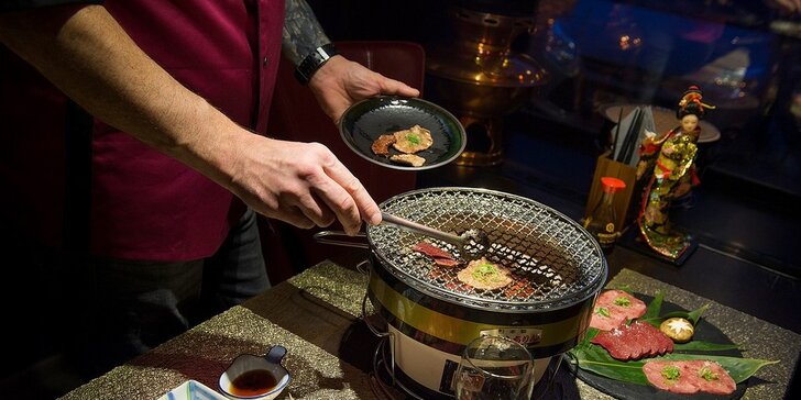 Japonské menu Yakiniku připravené přímo na stole: maso, dary moře i sushi