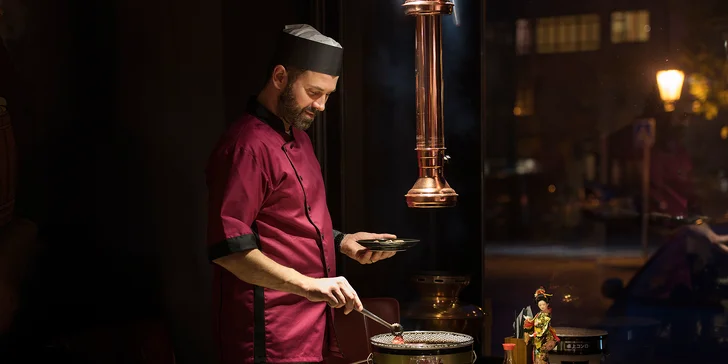 Japonské menu Yakiniku připravené přímo na stole: maso, dary moře i sushi