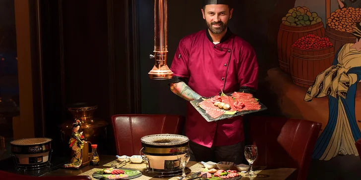 Japonské menu Yakiniku připravené přímo na stole: maso, dary moře i sushi