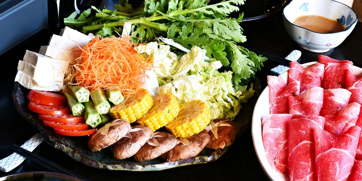 Degustační shabu-shabu pro 2 osoby: silný vývar s roštěncem, jehněčím nebo wagyu