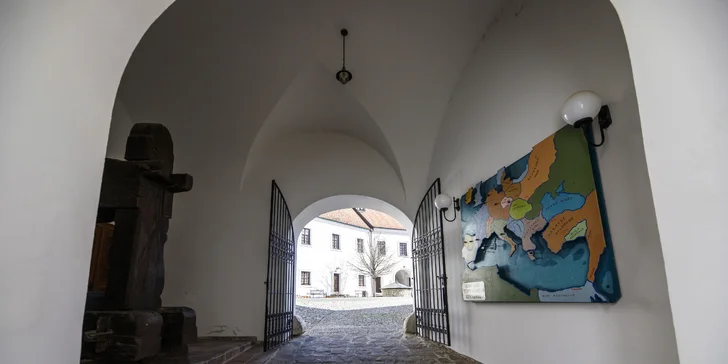 Pobyt v království vína: 1 nebo 2 noci na zámku Čejkovice s polopenzí a prohlídkou zámku