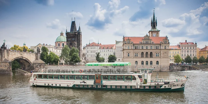 Okouzlující hodinová plavba po Vltavě s nápoji pro děti i dospělé