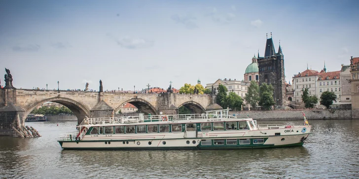 Okouzlující hodinová plavba po Vltavě s nápoji pro děti i dospělé