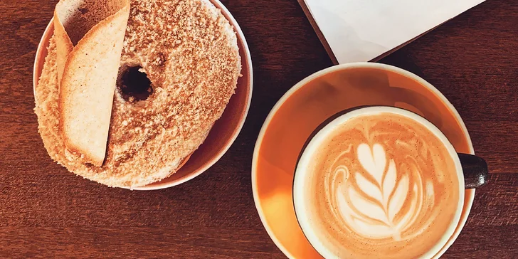 Káva a donut dle výběru pro jednoho nebo dva mlsouny