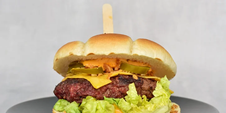 Burger menu pro jednoho nebo dva gurmány: nápoj, hranolky a omáčka
