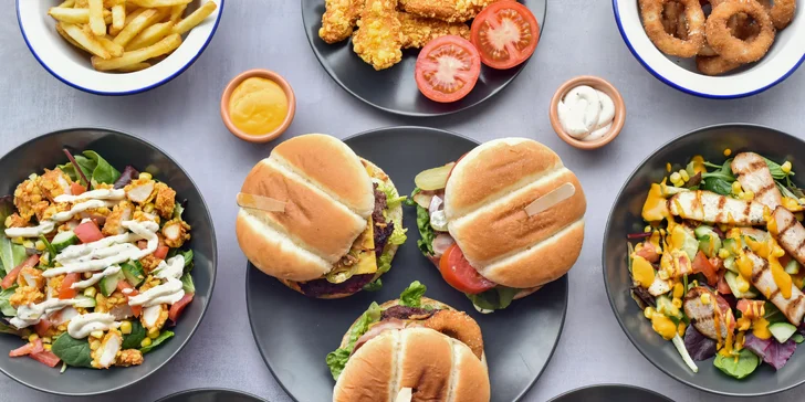 Burger menu pro jednoho nebo dva gurmány: nápoj, hranolky a omáčka