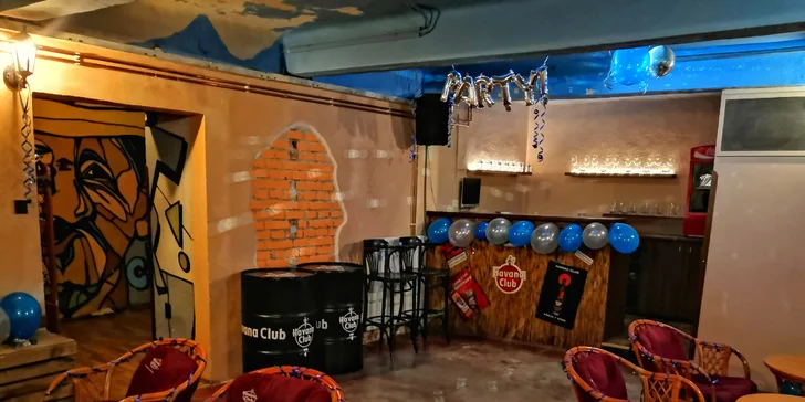 Oslava či setkání s přáteli: pronájem salonku s lahví Havana Club a Coca-colou