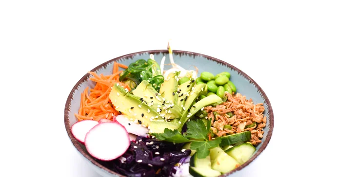 Namíchejte si poke bowl na přání: maso, mungo klíčky, avokádo i koriandr