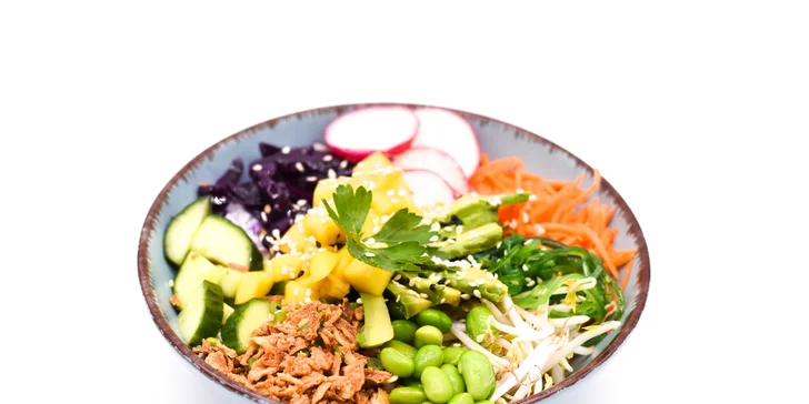 Namíchejte si poke bowl na přání: maso, mungo klíčky, avokádo i koriandr