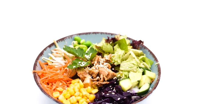 Namíchejte si poke bowl na přání: maso, mungo klíčky, avokádo i koriandr