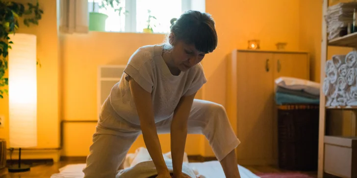 Úleva od bolesti zad: 30–60 minut baňkování i reflexní masáž chodidel