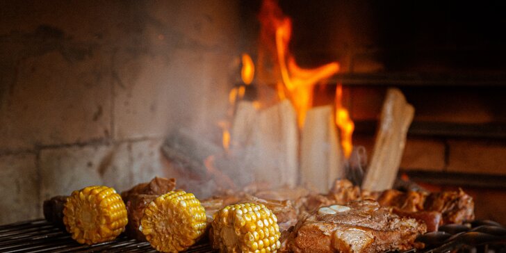 Ukrajinský šašlik připravený na ohni a brambory s rozmarýnem a česnekem