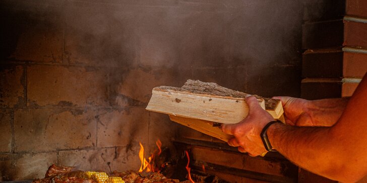 Ukrajinský šašlik připravený na ohni a brambory s rozmarýnem a česnekem