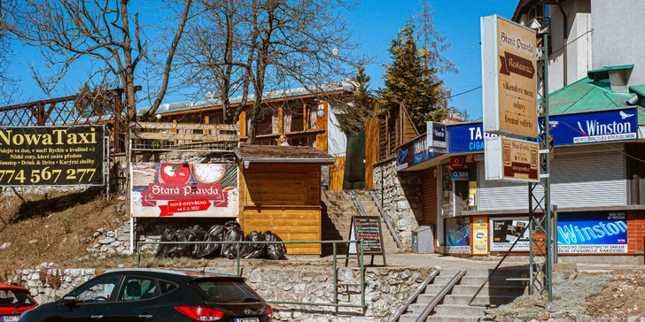 Ukrajinský šašlik připravený na ohni a brambory s rozmarýnem a česnekem