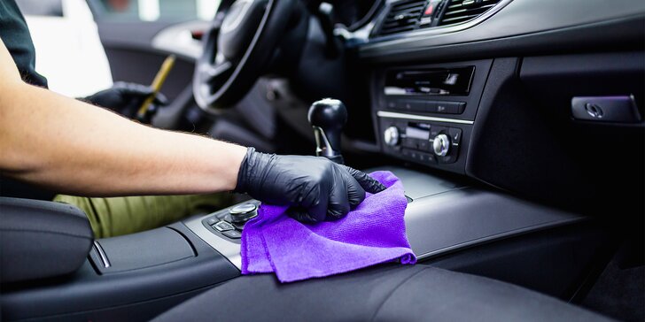 Vypucování interiéru auta: vysátí, mokré čištění sedaček a koberečků i kufru, ošetření plastů