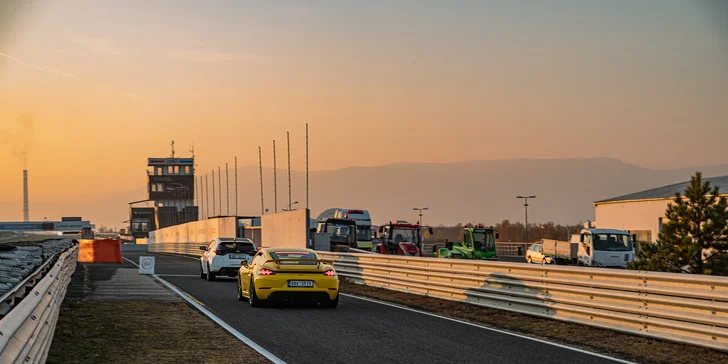 Superrychlá jízda na závodním okruhu v Mostě i Brně: 1–4 kola jako řidič či spolujezdec Porsche GT3 a GT4