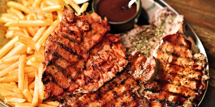 Malostranská hostina: grilované kuřecí a vepřové maso, hranolky, bramboráčky a omáčky dle výběru