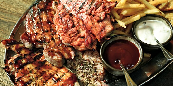 Malostranská hostina: grilované kuřecí a vepřové maso nebo uruquayský hovězí steak na 3 způsoby