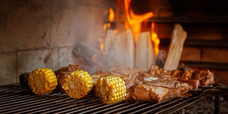 Téměř kilo žebírek grilovaných na ohni, kukuřice, omáčka a pečivo