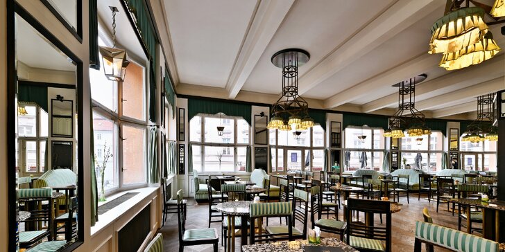 Vejce do skla či vejce Benedikt a káva k tomu v kubistickém Grand Cafe Orient