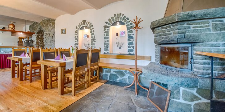 4chodové menu v zámecké restauraci i masáž a šungitová jeskyně pro 2 osoby