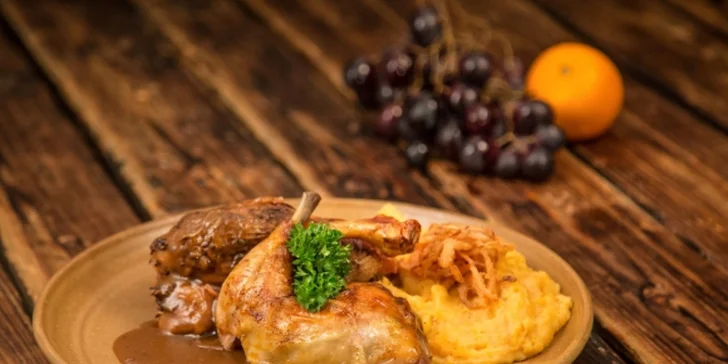 Hodujte jako ve středověku: historická show, 5chodové menu a neomezené nápoje