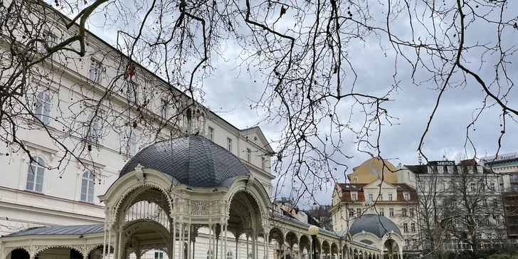 Luxusní pobyt v centru Karlových Varů: výborné jídlo, procedury, wellness s bazénem neomezeně