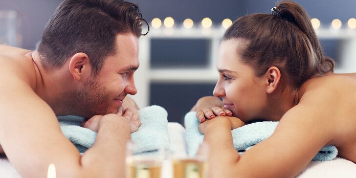 Párové hýčkání: partnerská masáž, vířivka i sauna a sklenka sektu