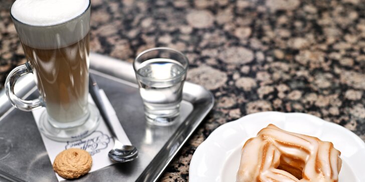 Káva a dezerty v proslulém kubistickém Grand Cafe Orient
