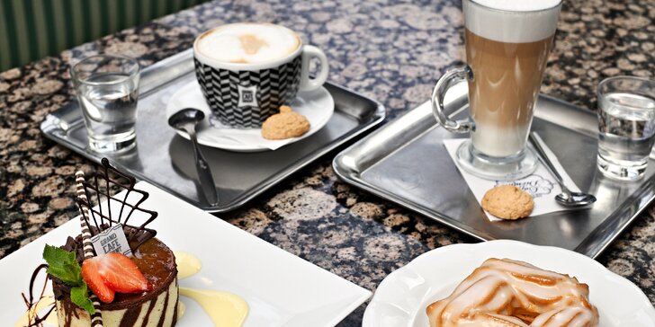 Káva a dezerty v proslulém kubistickém Grand Cafe Orient