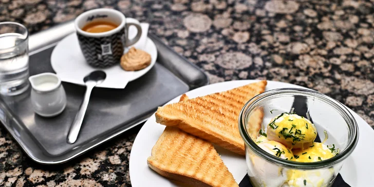 Vejce do skla či vejce Benedikt a káva k tomu v kubistickém Grand Cafe Orient