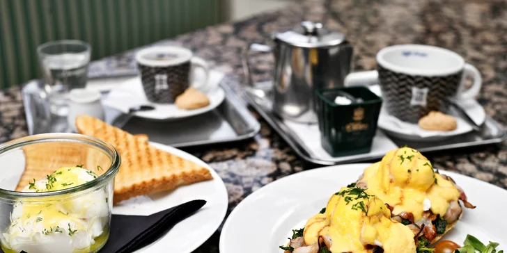 Vejce do skla či vejce Benedikt a káva k tomu v kubistickém Grand Cafe Orient