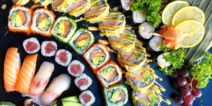 Asijské menu pro 2 osoby: 36 kousků sushi, wakame salát, jarní závitky a dezert