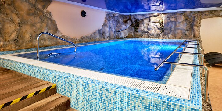 Relax se snídaní nebo polopenzí pro dva ve Františkových Lázních: bazén, sauna i zábaly a masážní vana