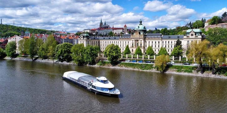 Velká vyhlídková plavba Prahou: 2 hodiny na palubě lodi pro dospělé i děti