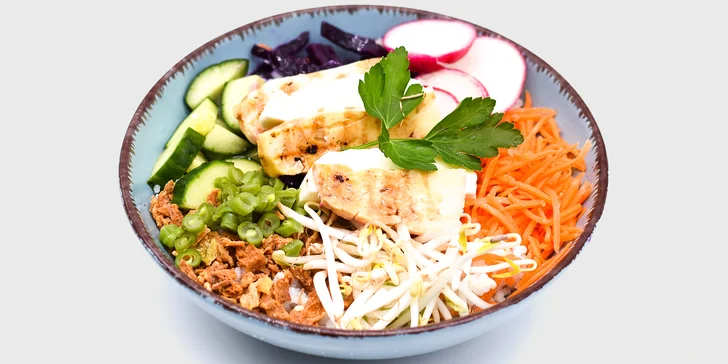 Namíchejte si poke bowl na přání: maso, mungo klíčky, avokádo i koriandr