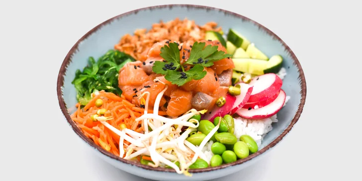 Namíchejte si poke bowl na přání: maso, mungo klíčky, avokádo i koriandr