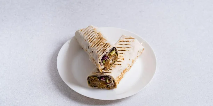 Parádní bašta: tortilla plněná masem, sýrem a zeleninou i nápoj dle výběru